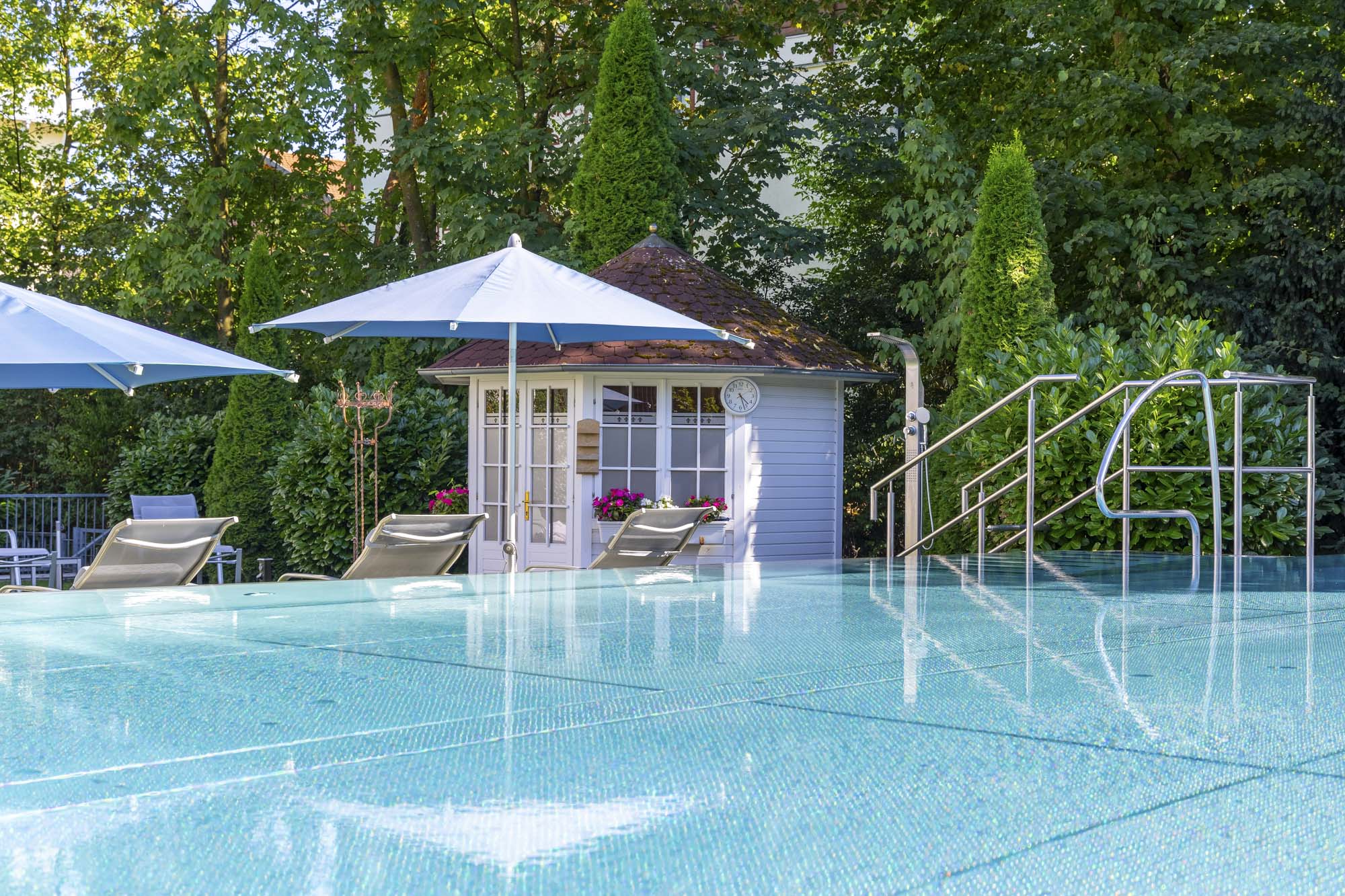 Wellnesshotel: Thermal-Außenpool (saisonabhängig geöffnet) - Hotel Schweizer Hof Betriebs-GmbH