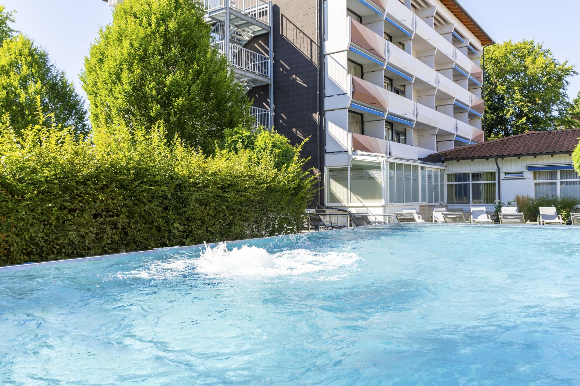 Wellnesshotel: Thermal-Außenpool (saisonabhängig geöffnet) - Hotel Schweizer Hof Betriebs-GmbH