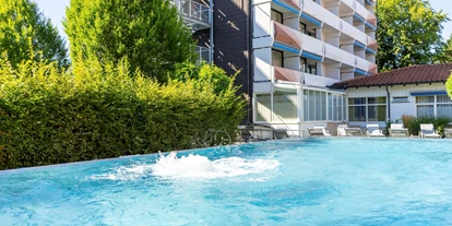 Wellnessurlaub - Schwanenstadt - Thermal-Außenpool (saisonabhängig geöffnet) - Hotel Schweizer Hof Betriebs-GmbH