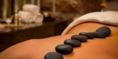 Wellnessurlaub - Schwanenstadt - Hot-Stone-Massage - Hotel Schweizer Hof Betriebs-GmbH