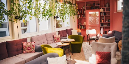 Wellnessurlaub - Hot Stone - Weisweil - Kaminlounge im Hotel Ritter Durbach - Hotel Ritter Durbach