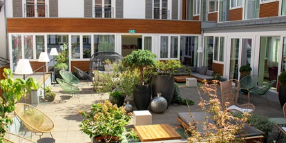 Wellnessurlaub - Hot Stone - Weisweil - Innenhof im Hotel Ritter Durbach - Hotel Ritter Durbach