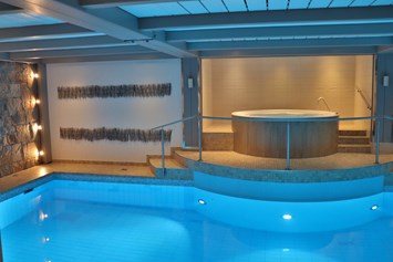 Wellnesshotel: Pool und Whirlpool im Souterrain im Ritter Spa - Hotel Ritter Durbach