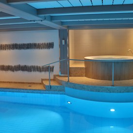 Wellnesshotel: Pool und Whirlpool im Souterrain im Ritter Spa - Hotel Ritter Durbach