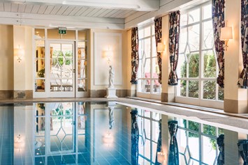 Wellnesshotel: Schwimmbad im Wellnessbereich 'Sano e Salvo' - Relais & Châteaux Hotel Schwarzmatt