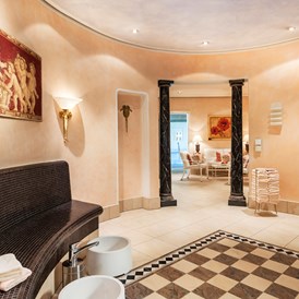 Wellnesshotel: Saunen und Wärmebank aus Glasmosaik im Wellnessbereich 'Sano e Salvo' - Relais & Châteaux Hotel Schwarzmatt