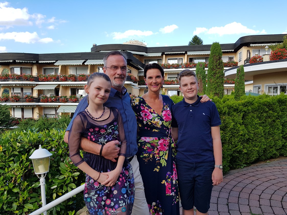 Wellnesshotel: Gastgeberin Rona Mast mit ihrem Gatten Karl-Eugen Engler und ihren beiden Kindern Jakob und Anna-Lena - Relais & Châteaux Hotel Schwarzmatt