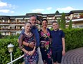 Wellnesshotel: Gastgeberin Rona Mast mit ihrem Gatten Karl-Eugen Engler und ihren beiden Kindern Jakob und Anna-Lena - Relais & Châteaux Hotel Schwarzmatt
