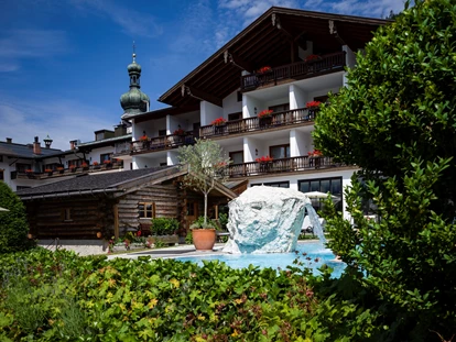 Wellnessurlaub - Babysitterservice - Garten mit ganzjährig beheiztem Außenpool und finnischer Blockhaussauna - Hotel Unterwirt