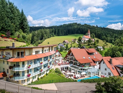 Wellnessurlaub - Hot Stone - Weisweil - Außenansicht des Hotelanlage vom Wildgehege aus. - Naturparkhotel Adler
