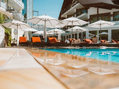 Wellnessurlaub - Hot Stone - Weisweil - Außenpool - Naturparkhotel Adler