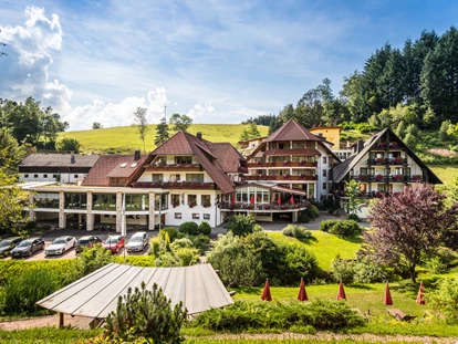 Wellnessurlaub - Hot Stone - Weisweil - Naturparkhotel Adler, Außenansicht - Naturparkhotel Adler
