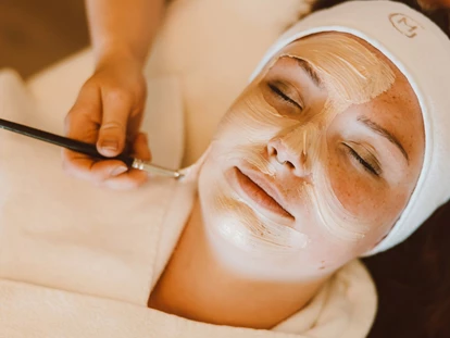 Wellnessurlaub - Hot Stone - Weisweil - Schwarzwald Spa, Beauty - Naturparkhotel Adler