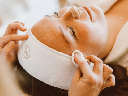 Wellnessurlaub - Hot Stone - Weisweil - Schwarzwald Spa, Beauty - Naturparkhotel Adler