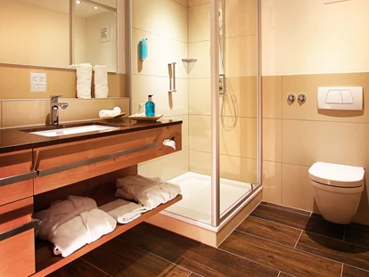 Wellnessurlaub - Hot Stone - Weisweil - Deluxe Zimmer, Badezimmer - Naturparkhotel Adler