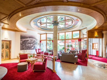Wellnessurlaub - Hot Stone - Weisweil - Naturparkhotel Adler, Lobby - Naturparkhotel Adler