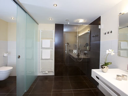 Wellnessurlaub - Hot Stone - Weisweil - Suite, Badezimmer - Naturparkhotel Adler