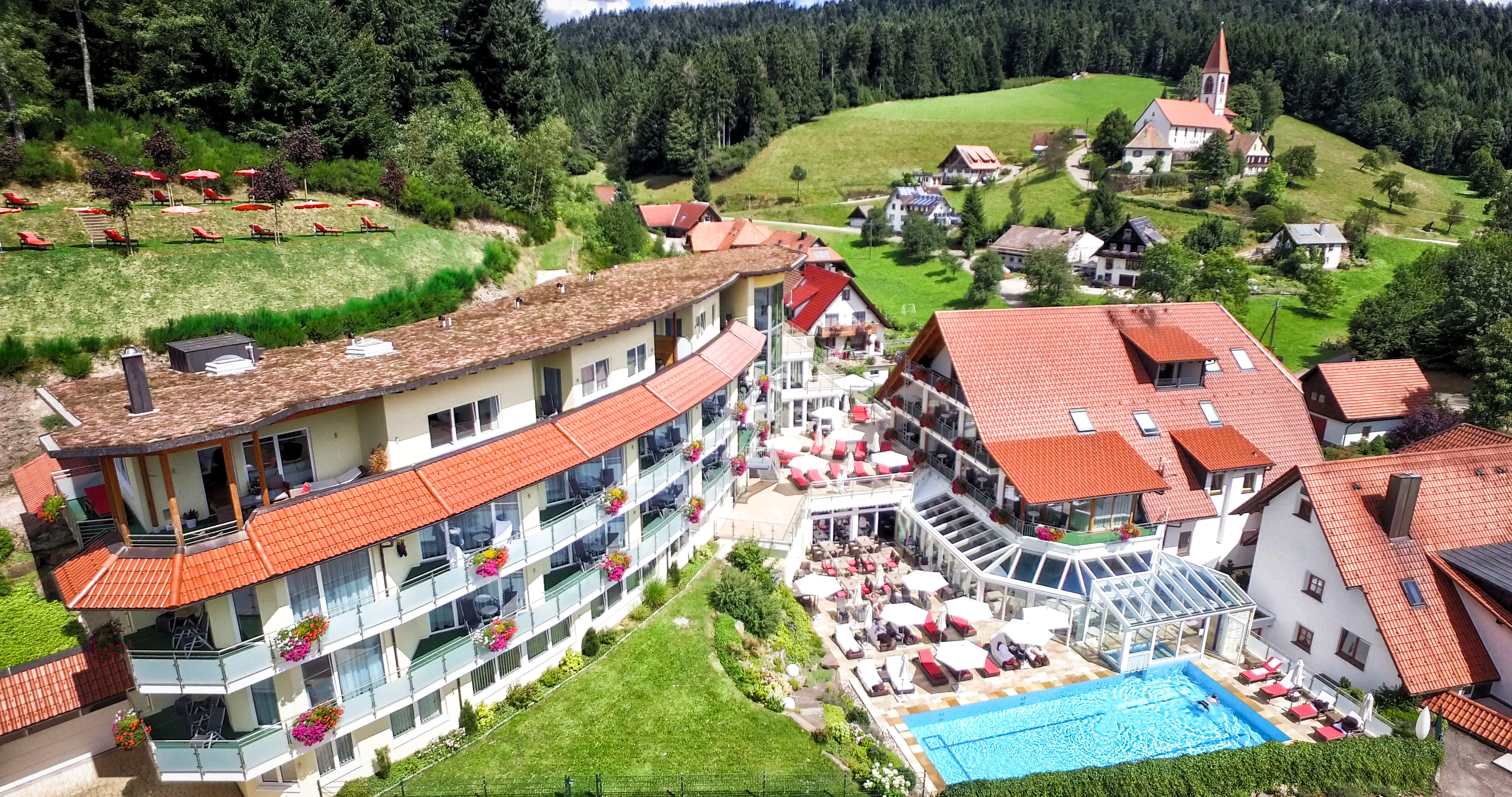 Wellnesshotel: Außenansicht - Naturparkhotel Adler - Hotel | Umgebung