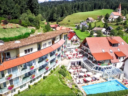Wellnessurlaub - Hot Stone - Weisweil - Außenansicht - Naturparkhotel Adler