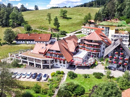 Wellnessurlaub - Hot Stone - Weisweil - Helikopter Ansicht - Naturparkhotel Adler