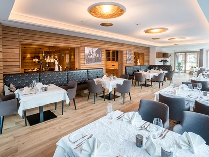 Wellnessurlaub - Hot Stone - Weisweil - Restaurant, Raum Kirchblick - Naturparkhotel Adler