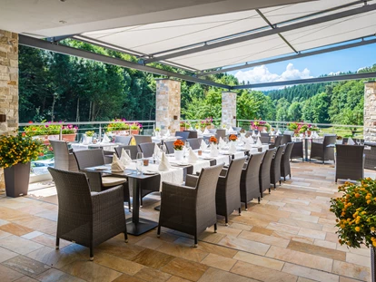 Wellnessurlaub - Hot Stone - Weisweil - Terrasse, Gruppe - Naturparkhotel Adler