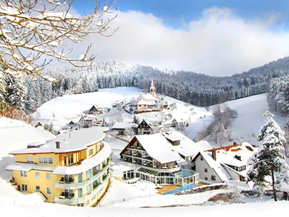 Wellnessurlaub - Hot Stone - Weisweil - Naturparkhotel Adler, Außenansicht im Winter - Naturparkhotel Adler