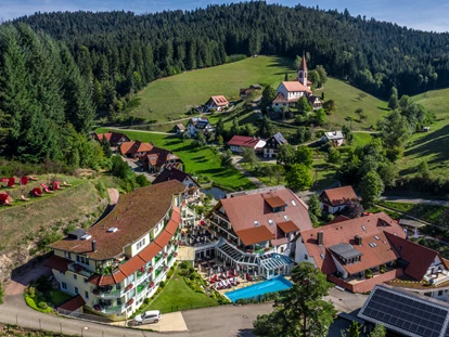 Wellnessurlaub - Hot Stone - Weisweil - Naturparkhotel Adler Außenansicht - Naturparkhotel Adler