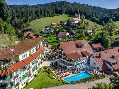 Wellnessurlaub - Hot Stone - Weisweil - Naturparkhotel Adler, Außenansicht - Naturparkhotel Adler