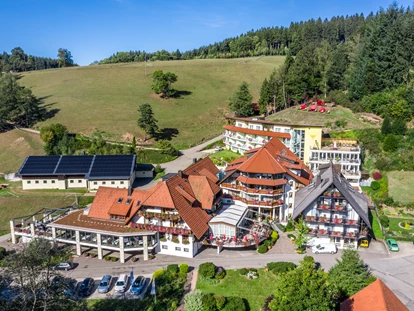 Wellnessurlaub - Hot Stone - Weisweil - Naturparkhotel Adler, Außenansicht - Naturparkhotel Adler