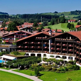 Wellnesshotel: Außenansicht (Luft)  - Lindner Hotel Oberstaufen Parkhotel