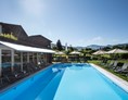 Wellnesshotel: Außenansicht Pool  - Lindner Parkhotel & Spa Oberstaufen