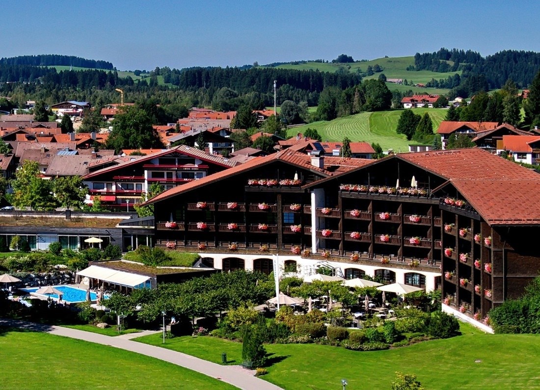 Wellnesshotel: Außenansicht (Luft)  - Lindner Parkhotel & Spa Oberstaufen