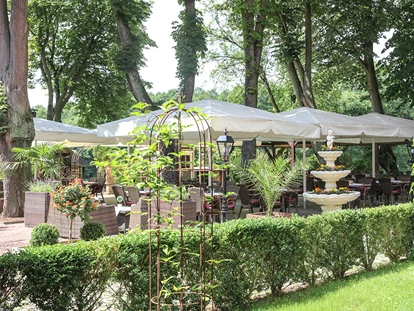 Wellnessurlaub - Hotel-Schwerpunkt: Wellness & Kulinarik - Zechin - Gartenterrasse - The Lakeside Burghotel zu Strausberg
