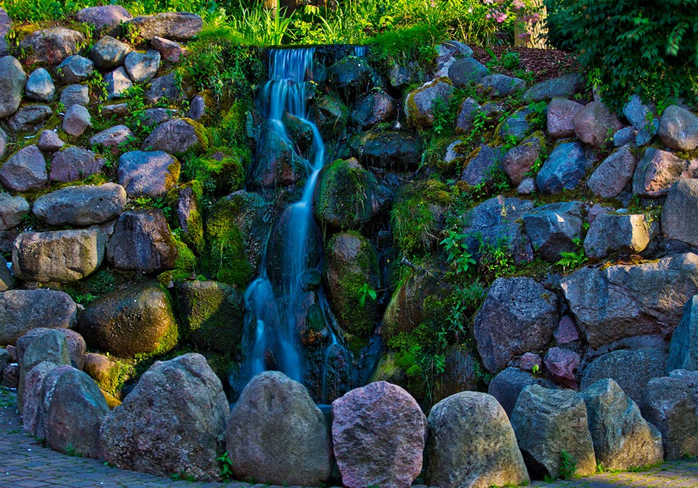 Wellnesshotel: Wasserfall in der Parkanlage - The Lakeside Burghotel zu Strausberg