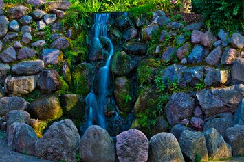 Wellnesshotel: Wasserfall in der Parkanlage - The Lakeside Burghotel zu Strausberg