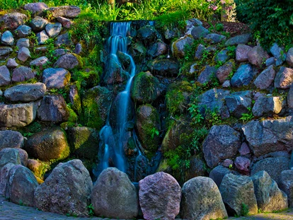 Wellnessurlaub - Hotel-Schwerpunkt: Wellness & Kulinarik - Zechin - Wasserfall in der Parkanlage - The Lakeside Burghotel zu Strausberg