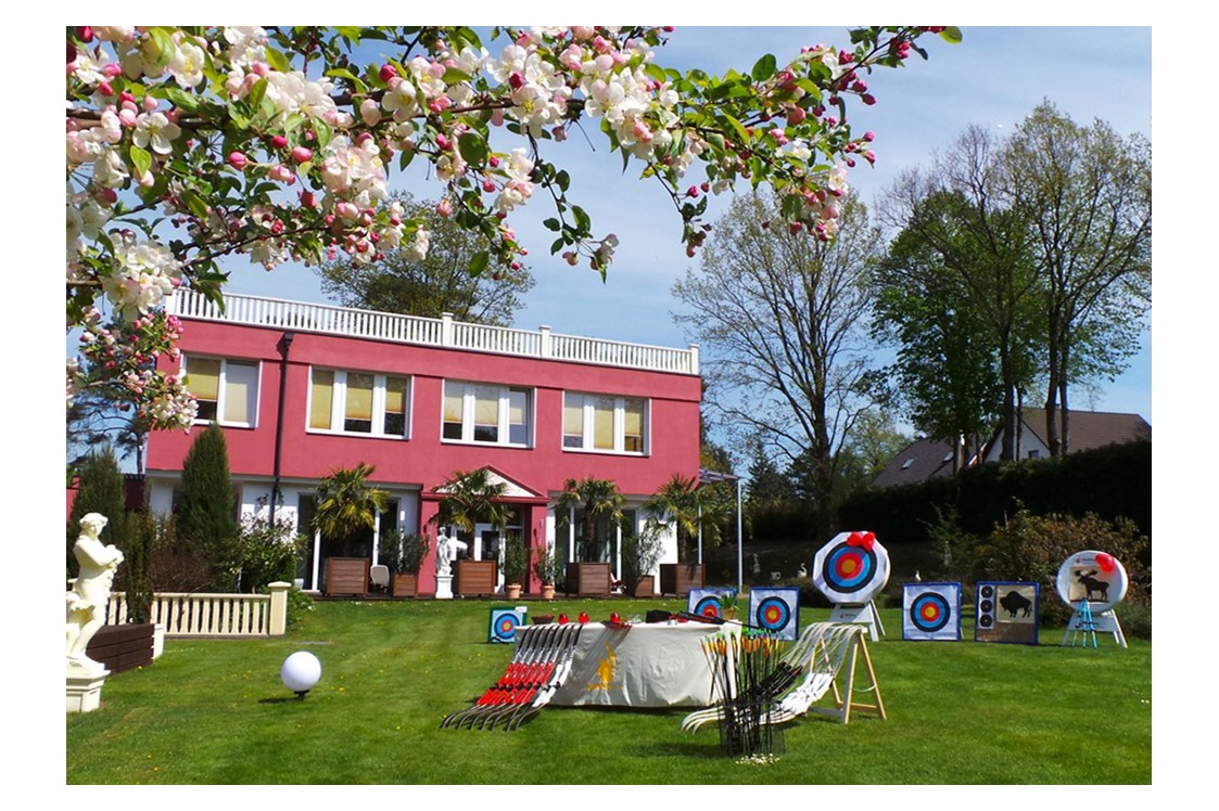 Wellnesshotel: Bogenschießen mit Pfeilflug - The Lakeside Burghotel zu Strausberg