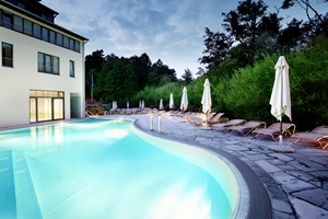 Wellnessurlaub - Brandenburg - Pool bei Dämmerung - Hotel Esplanade Resort & Spa
