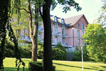 Wellnesshotel: Bilck auf das Hotel aus dem herrlichen Kurpark Bad Steben - relexa hotel Bad Steben