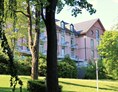 Wellnesshotel: Bilck auf das Hotel aus dem herrlichen Kurpark Bad Steben - relexa hotel Bad Steben
