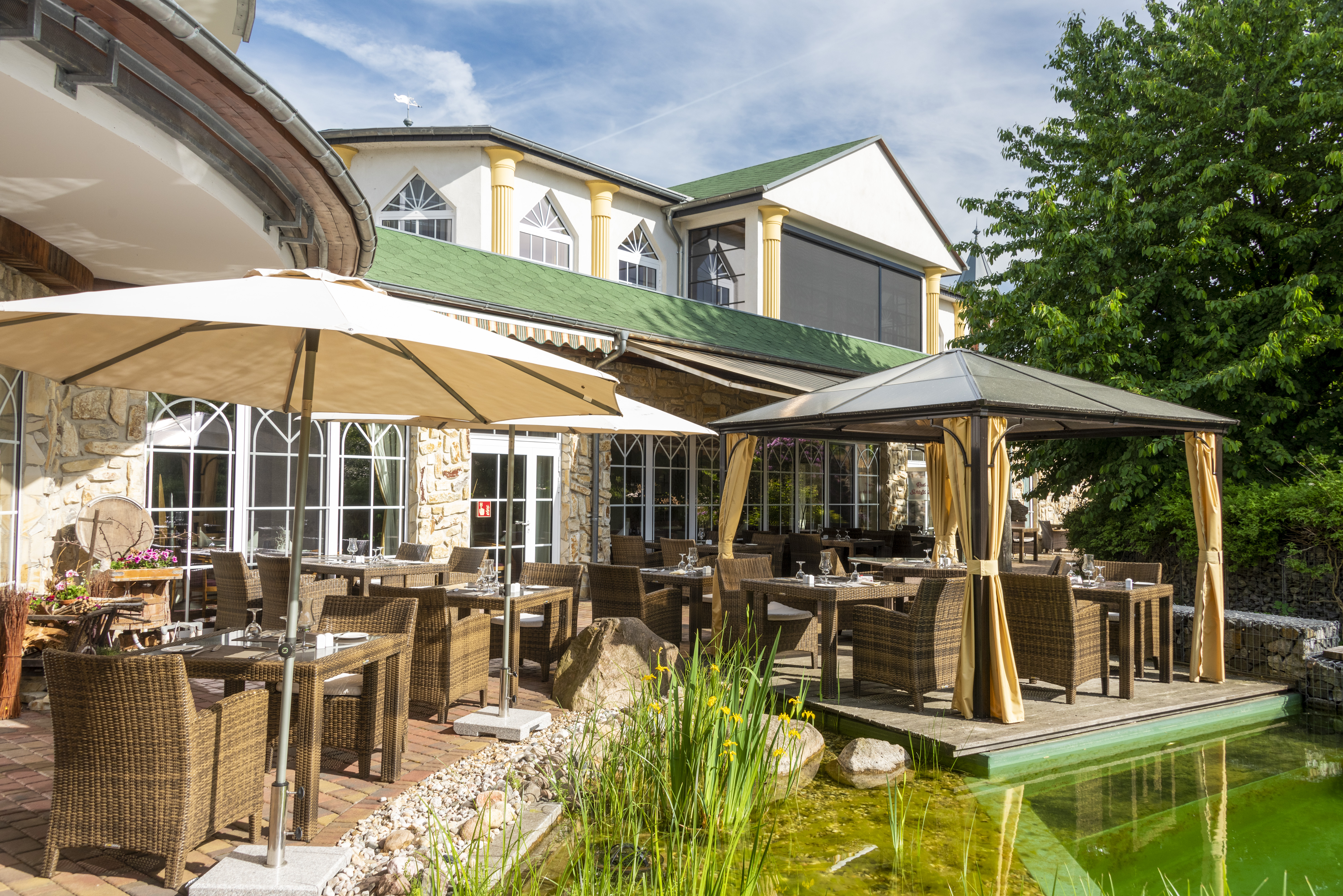 Wellnesshotel: Blick auf die Terrasse der Schlossteichstuben - Wellnesshotel Seeschlösschen - Kulinarik | Restaurant
