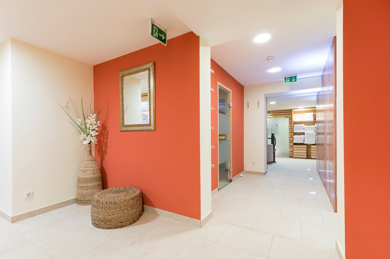 Hotel Alpenland Saunen und Bäder im Detail Infrarot Kabine