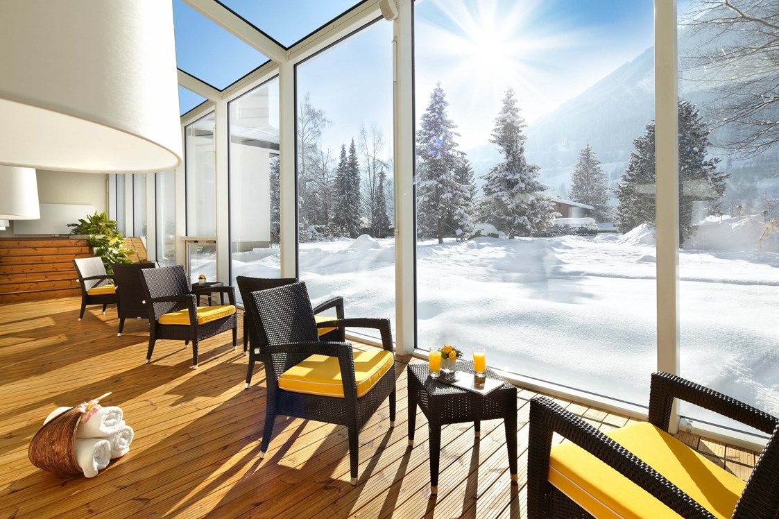 Wellnesshotel: Wandelgang aus Glas mit Blick auf die schneebedeckten Berge - CESTA GRAND Aktivhotel & Spa