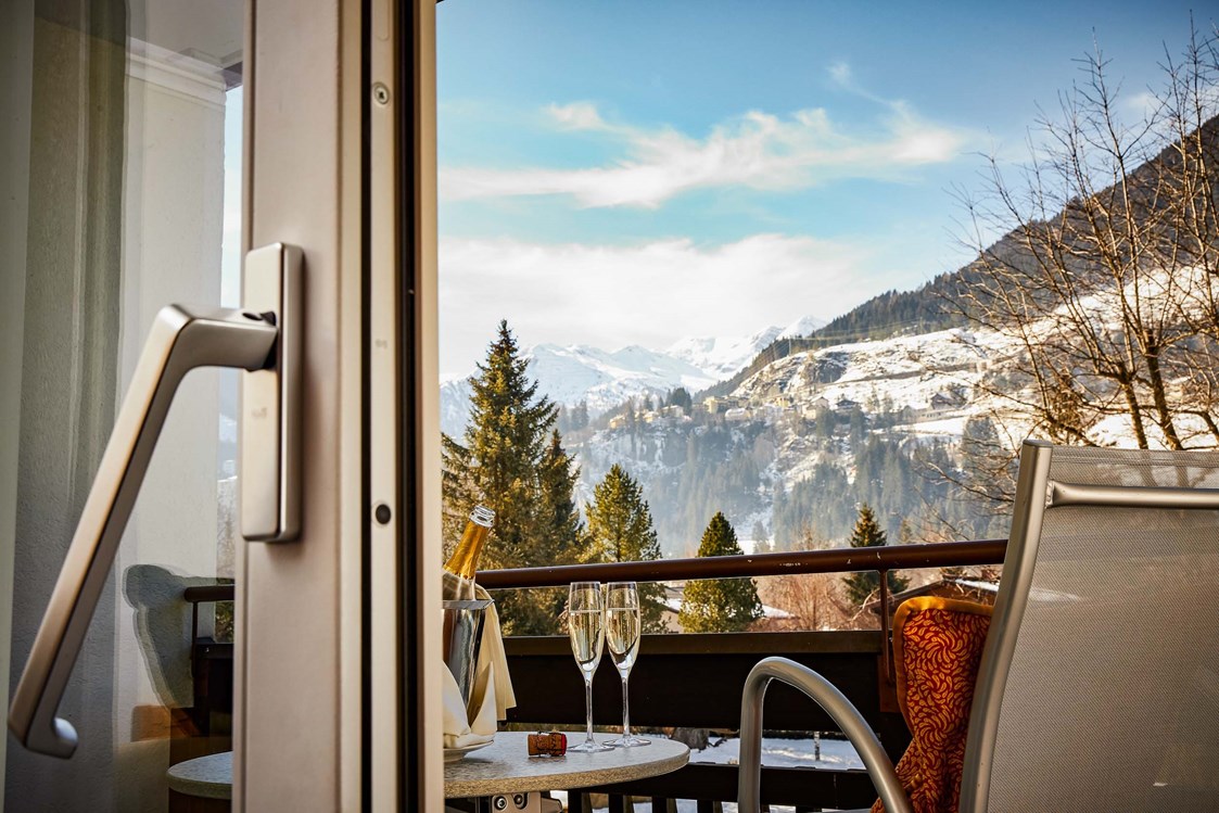 Wellnesshotel: Zimmer mit Balkon und Blick auf Bad Gastein und die Gasteiner Bergwelt - CESTA GRAND Aktivhotel & Spa