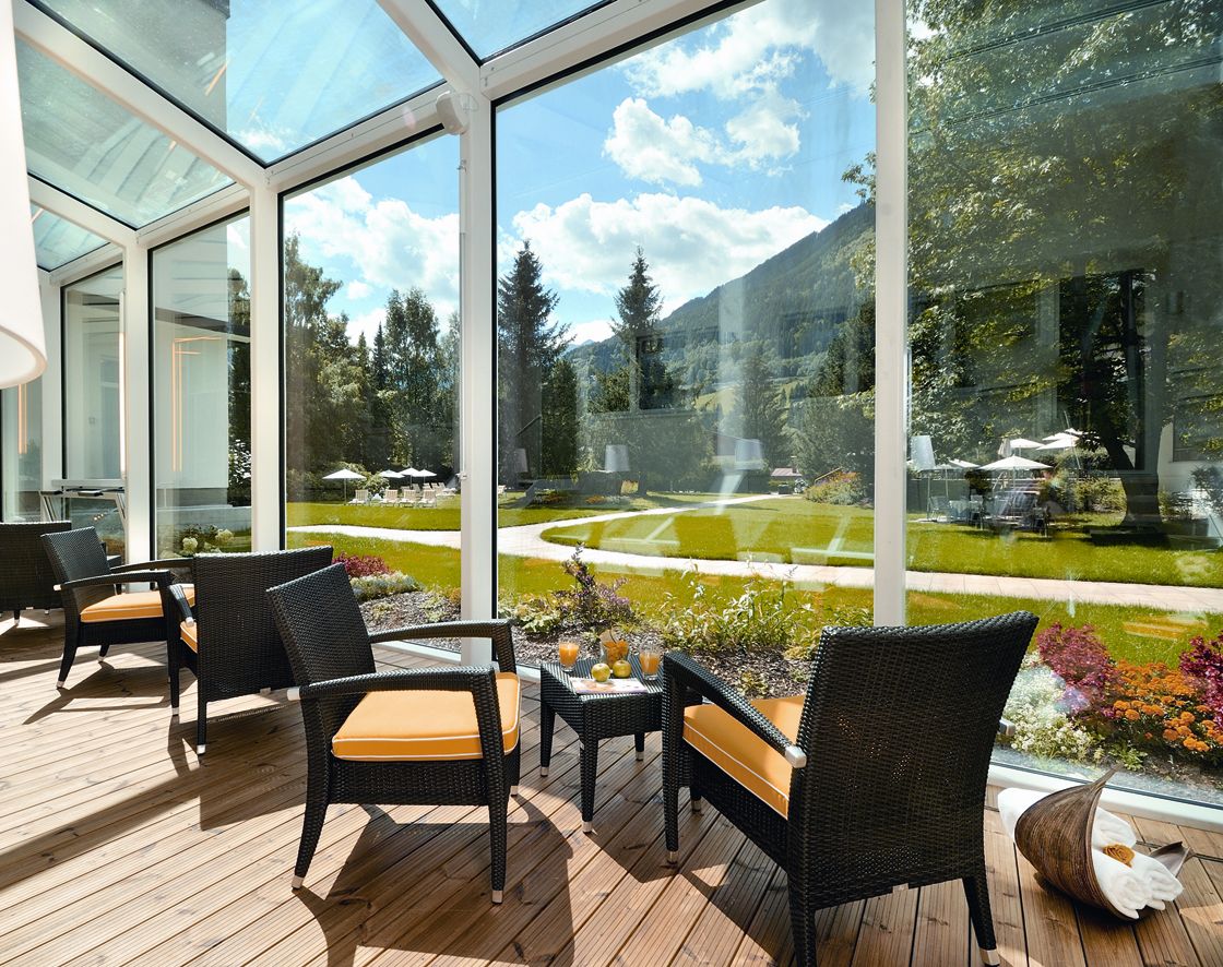 Wellnesshotel: Wandelgang aus Glas mit Panorameblick - EUROPÄISCHER HOF Bad Gastein