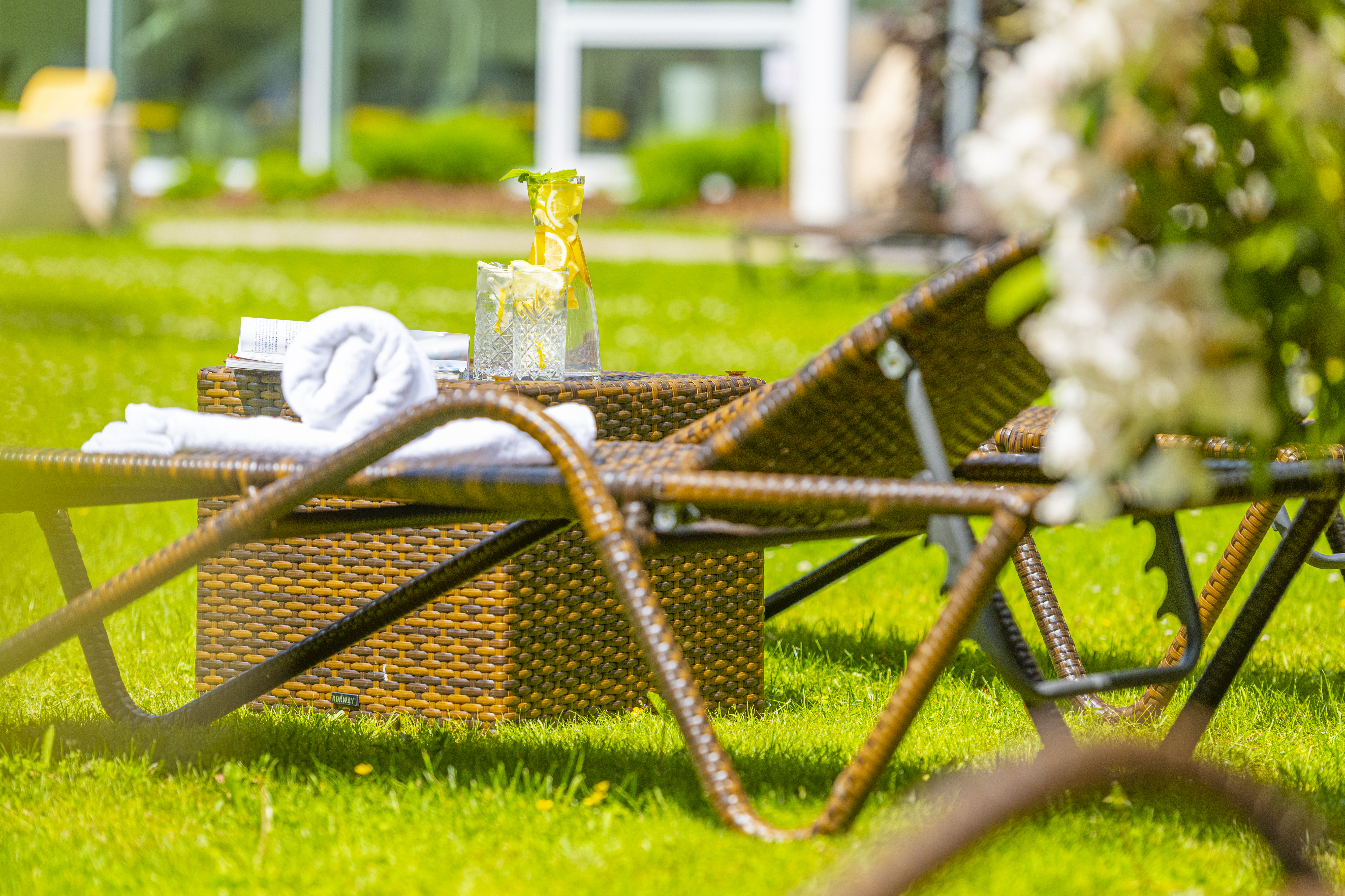 Wellnesshotel: Entspannen auf unserer Liegewiese - EUROPÄISCHER HOF Bad Gastein - Hotel | Umgebung