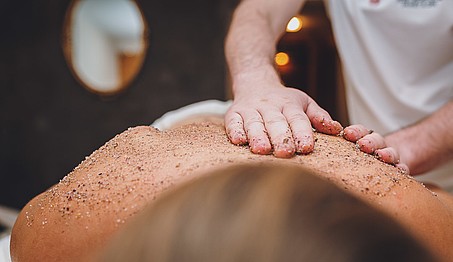 ALL INCLUSIVE Hotel DIE SONNE****s Massagen im Detail SALZSTEINMASSAGE