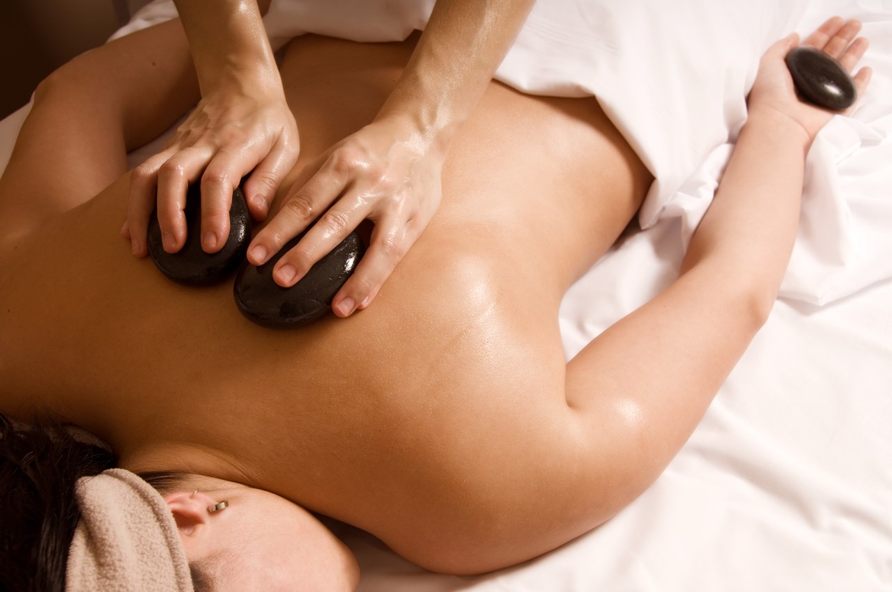 Hotel Die Sonne Massagen im Detail Hot Stone Massage - Ganzkörpermassage