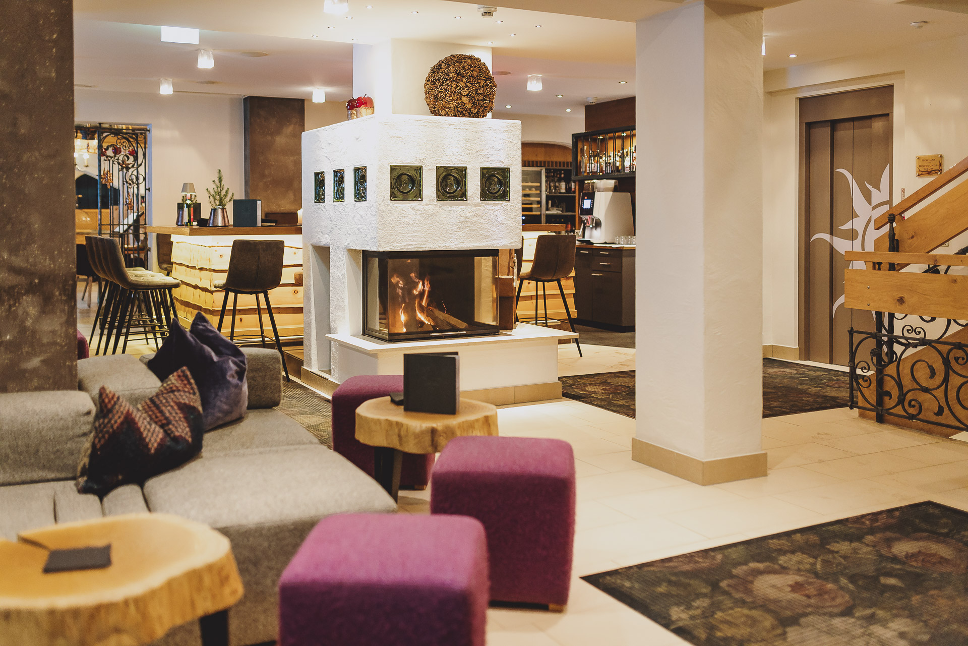 Wellnesshotel: Lobby mit Bar - ALL INCLUSIVE Hotel DIE SONNE****s - Hotel | Umgebung